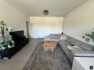 <p><span>GERENOVEERD APPARTEMENT MET 2 SLAAPKAMERS, TERRAS EN GARAGE</span></p><p><span> </span></p><p><span>Bent u op zoek naar een appartement op een ideale locatie, dicht bij het centrum van Melsele met vlakbij scholen, winkels en openbaar vervoer?  Dan bent u hier aan het goede adres ! </span></p><p><span> </span></p><p><span>Het appartement is gelegen op het 2e V. en werd enkele jaren geleden gerenoveerd:  nieuwe ramen, badkamer, keuken, vloeren,... en oogt daardoor zeer cosy. </span></p><p><span>De centrale verwarming is individueel en op aardgas. Tevens is er een garage inbegrepen (achteraan het gebouw)in de huurprijs. </span></p><p><span>Geen lift.</span></p><p><span> </span></p><p><span>Indeling</span><span>:</span></p><p><span>     - Ruime inkomhal.</span></p><p><span>     - Lichtrijke leefruimte met open keuken, geïnstalleerd met o.a. een ceramisch kookvuur, dampkap, spoelbak en een koelkast. </span></p><p><span>     - Berging binnen met aansluiting voor wasmachine - tevens berging buiten op het terras</span></p><p><span>     - Badkamer met inloopdouche, lavabomeubel en toilet (+ cv-ketel in maatkast).</span></p><p><span>     - Slaapkamer 1 (ruime kamer met rechtstreekse toegang tot het terras achteraan).</span></p><p><span>     - Slaapkamer 2</span></p><p><span>     - Garage</span></p><p><span> </span></p><p><span>Belangrijke info:</span></p><p><span>     - De huurprijs: </span><span>€ 850,-/maand</span><span> (geen algemene kosten)</span></p><p><span>     - De huurwaarborg: drie maanden huur (= €2.550,-)<br />     - De kostprijs van de ingaande plaatsbeschrijving: € 175,-  excl. 21% BTW (per contractpartij)</span></p><p><span>     - EPC: 169 kWh/m² jaar - Label B.</span></p><p><span>    - </span><span>BESCHIKBAARHEID : 1/7/2026</span></p><p><span>Wenst u graag meer info of bent u geïnteresseerd in een plaatsbezoek? Gelieve ons dan te contacteren op het nummer 03 775 41 88 of mail naar christel@vastgoed-smet.be    </span></p><p><span>De verstrekte gegevens/informatie (zowel online als gedrukt) worden vrijblijvend verstrekt, enkel ter inlichting, zonder contractuele verbintenis of garantie van onzentwege en kunnen op ieder ogenblik gewijzigd worden.</span></p><p><span> </span></p><p><span> </span></p><p><span> </span></p><p><span> </span></p>