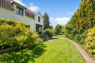 <p>Te koop: zeer ruime woning nabij Grimbergen en Strombeek te koop op een strategische locatie met vele mogelijkheden zoals grote gezinswoning, meergezinswoning, woning met een ruimte voor een vrij beroep en veel meer. </p><p><br /></p><p>De woning werd gebouwd tussen 1919 en 1930 en biedt tal van mogelijkheden dankzij de zeer ruime oppervlaktes (108m2 op het gelijkvloers en 90m2 op de eerste verdieping) en de riante tuin van meer dan 10 are. Gelegen in een residentiële wijk, vlakbij alle invalswegen, scholen, handelszaken, openbaar vervoer en op wandelafstand van een stadscentrum, is het hier zalig wonen. </p><p><br /></p><p>Belangrijkste ruimtes:</p><ul><li>Zeer ruime woonkamer in een charmante setting met uitzicht op de tuin</li><li>Functionele keuken en badkamer op de gelijkvloers met eventueel reeds een slaapkamer</li><li>Drie slaapkamers op de bovenverdieping met een gerenoveerde badkamer, keuken en leefruimte</li></ul><p>Troeven:</p><ul><li>Afhankelijk van de configuratie van de woning heb je ofwel twee woonlagen van 108 m2 op het gelijkvloers en 90m2 op de eerste verdieping, ofwel een zeer ruime gezinswoning met mogelijkheid tot 5 slaapkamers en een bureau</li><li>Riante zonnige tuin</li><li>Uiterst gunstige bereikbaarheid</li></ul><p>Neem vandaag nog contact op met uw ERA-makelaar voor een bezoek. </p><p>JOUW DROOMHUIS. ZO GEVONDEN!</p>