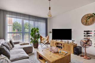 <p><span>Kom naar de <strong>opendeurdag</strong> op 14 september tussen 14-17u. Inschrijven is niet nodig!</span></p>
<p><br /><strong>Locatie: </strong>Residentie Gerard is gelegen in de dorpskern van Lubbeek. Hier vind je gezellige terrasjes, een bakker, een apotheek, verschillende kledingwinkels, een supermarkt, het postkantoor,… Niet genoeg aan Lubbeek alleen? Op 12 minuten sta je al met de bus in Leuven.</p>
<p><strong>De ideale investering:</strong> Het gebouw werd opgeleverd eind 2011, waarna de oorspronkelijke bouwheer alle appartementen heeft bijgehouden en het hele gebouw sindsdien verhuurd. Elk appartement werd gedurende die periode piekfijn onderhouden door enkele trouwe huurders. Wie koopt in Gerard koopt dus een recent en energiezuinig appartement zonder moeite te moeten doen voor het vinden van een goede huurder: rendement verzekerd!</p>
<p><strong>Energie:</strong> Elk appartement beschikt over een condenserende gasketel in combinatie met radiatoren en 1 privatief zonnepaneel (aangesloten op de private teller). Dit resulteert voor de meeste appartementen in een EPC-label ‘B’, voor enkele appartementen resulteert dit in een EPC-score ‘A’. Op de bovengrondse parking bevinden zich nog 2 parkeerplaatsen van de gemeenschap die uitgerust werden met een laadpaal.</p>
<p><strong>Prijs: </strong>De geafficheerde prijzen omvatten telkens de prijs voor het betreffende appartement inclusief het aantal bijhorende parkeerplaatsen. Bijna alle appartementen met 2 slaapkamers beschikken over zowel een ondergrondse als een bovengrondse parkeerplaats, m.u.v. appartement 11. Alle appartementen met 1 slaapkamer beschikken ofwel over 1 bovengrondse, ofwel over 1 ondergrondse autostaanplaats.</p>
<p>Meer info of graag een bezoek ter plaatse? Contacteer ons <strong>(0490 64 71 71) </strong>of kom langs op onze opendeurdag van 14 september tussen 14-17u. Inschrijven is niet nodig!</p>