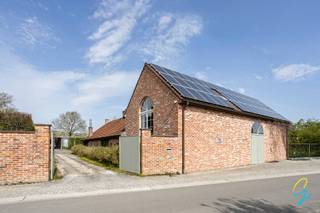 Charmante hoeve met ruime grond in het hart van HerzeleDeze karaktervolle hoeve, gelegen in de Winkelstraat, bevindt zich op een royaal perceel van...
