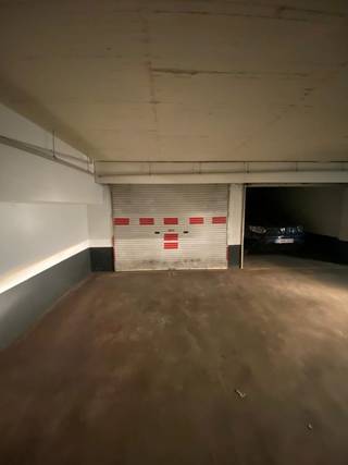 Un garage-box (19,10m²) dans un quartier prisé et très sécurisé!Il est situé au sous-sol d'un immeuble à appartements.Le box est sécurisé avec une...