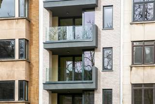 PLAN UW BEZOEK VIA VOLGENDE LINK: https://listed.mijnhuurprofiel.be/whise/7604431Dit moderne appartement bevindt zich op de 3e verdieping van deze...