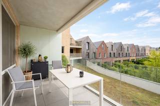 ENERGIEZUINIG BEN-APPARTEMENT gelegen op het SCHELDE-EILAND in het hartje van Oudenaarde. Deze DUURZAAM EN KWALITATIEF AFGEWERKTE eigendom beschikt over een GUNSTIGE LIGGING in het CENTRUM met alle voorzieningen OP WANDELAFSTAND. Gelegen in project "HET HAVENGEBOUW" opgericht in 2021 werd dit appartement voorzien van alle HEDENDAAGS COMFORT en beschikt het over een UITERST ENERGIEZUINIG EPC-label A.<br />De indeling gaat als volgt; via de inkomhall heeft u toegang tot een gastentoilet, 2 slaapkamers, een badkamer en een ruime woonkamer met open keuken en aparte wasplaats. Buitenshuis beschikt deze eigendom over een zuidgericht terras. <br />Daarenboven zijn er een privatieve staanplaats en kelderberging inbegrepen in de prijs.<br /><br />Adres: Castel Madamastraat 4 bus 201 te Oudenaarde<br /><br />EPC: 23kWh/m², G-score en P-score A, Geen renovatieverplichting, bestuursmaatregelen in maatregelenregister: Nee