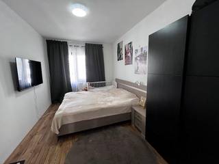 Dit knus appartement van 56 m2 bestaat uit een inkom, woonkamer met open keuken en enig zicht op de Wellington Golf, separaat toilet, badkamer met instapdouche en lavabo, slaapkamer met terras (berging) + privatieve kelder.<br />Lift in het gebouw. Momenteel is het pand verhuurd aan cortrecte en nette huurder.<br />Maandelijkse huurprijs: 650 EUR + provisie 50 EUR + 100 EUR provisie water en verwarming.<br />Topper! Epc score van 121 kwh/m wat betekent dat dit een héél energiezuinig appartement is door plaatsing nieuw verwarmingssysteem in deze residentie. (condenserende ketel)