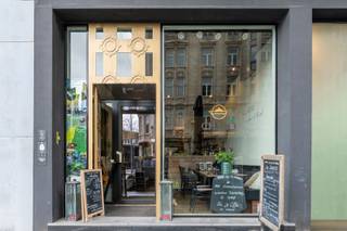 Deze commerciële gelijkvloerse ruimte van 120m², aangevuld met twee ruime terrassen (vooraan & achteraan), is zeer gunstig gelegen op...