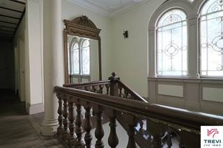 Composition :RDCH : Hall d'entrée communDeuxième étage : Hall d'entrée privatif : 16 m² avec toilette indépendante : 1,5 m², living : 40,54 m² ,...