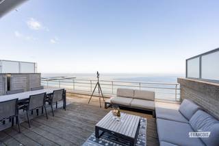 Een echte absolute buitenkans op de Zeedijk van Blankenberge: dit exclusieve duplex-penthouse is een zeldzame combinatie van topligging, uitzonderlijk maatwerk en pure woonbeleving aan zee. Het appartement onderging bovendien een totaalrenovatie in 2018, wat resulteert in een hedendaags en kwalitatief geheel.<br /><br />De bovenverdieping is volledig ingericht als leefniveau en tilt dit penthouse naar een hoger niveau. De lichtrijke leefruimte en open keuken sluiten naadloos aan op de terrassen, waardoor binnen en buiten één harmonieus geheel vormen. Hier geniet u elke dag van ruimte, licht en een adembenemend zicht. De hoogwaardige, duurzame materialen, het verfijnde maatwerk, de elegante sierhaard en de geïntegreerde wijnkoelkast zorgen voor een warme, luxueuze sfeer waarin elk detail klopt. De aparte maar geïntegreerde bureauruimte maakt comfortabel thuiswerken hier bovendien vanzelfsprekend.<br /><br />Met maar liefst twee riante terrassen (samen ca. 60 m²) en twee bijkomende balkons, beleeft u hier elk moment van de dag intens, van een zonnig ontbijt tot een betoverende zonsondergang. Dit is letterlijk wonen op het hoogste niveau.<br /><br />Beneden bevinden zich drie volwaardige slaapkamers, waaronder een prachtige master met ensuite badkamer. Een tweede stijlvolle badkamer, afzonderlijk toilet en praktische bergruimte zorgen voor rust, comfort en een perfecte scheiding tussen leven en ontspannen.<br /><br />Dit is geen gewoon penthouse, maar een unieke kans om te wonen op een van de mooiste locaties aan de kust, afgewerkt tot in de kleinste details. Dergelijke eigendommen komen zelden op de markt.<br /><br />Laat deze kans niet voorbijgaan, contacteer Immo Francois Blankenberge vandaag nog voor een bezoek.<br /><br />