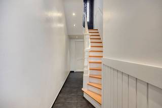 De woning die we te koop aanbieden in Kapellen geniet een heel centrale ligging op de Koningin Astridlaan vlakbij alle voorzieningen zoals station, scholen, promenade, winkels, etc. Er is heel wat parkeergelegenheid bij het nabijgelegen station. De woning is voorzien van 3 volwaardige slaapkamers en werd doorheen de jaren volledig vernieuwd mét behoud van authentieke elementen! <br /><br />We betreden de woning via de inkomhal. Van hieruit loop je door naar de lichtrijke, open leefruimte waarin de keuken mooi is geïntegreerd. Verder vind je op de gelijkvloerse verdieping een handige aparte bergplaats voor voorraad en wasmachine, en een afzonderlijk toilet.<br /><br />Via de trap bereik je de eerste verdieping. Hier bevindt zich een ruime slaapkamer met de mogelijkheid om een aparte dressing in te richten. Ook de modern vernieuwde badkamer ligt op deze verdieping en is voorzien van bad en douche. Op de tweede verdieping zijn er tot slot nog twee volwaardige slaapkamers te vinden. <br /><br />Last but not least heeft de woning een aangename buitenruimte/terras. Ideaal voor gezellige apero-momentjes, zomers BBQ'en, etc.! <br /><br />Diverse: <br />- EPC: 310 kWh/m² (label D) <br />- conforme EK <br /><br />Dankzij de uiterst centrale ligging in Kapellen wandel je zo naar het station, de lokale winkels en gezellige horeca. Ben je benieuwd naar deze opportuniteit en wil je dit pand graag zelf ontdekken? Neem contact op voor meer informatie of bezoek via 03 666 66 66 of kapellen@dewaele.com.<br />Dewaele Vastgoed Kapellen, Hoevensebaan 25.<br /><br />Bestuursmaatregelen in het maatregelenregister: nee