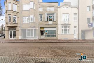 This charming and ready-to-move-in family home is located in the heart of Ostend, close to a pleasant square, schools, shops and the beach. Thanks...
