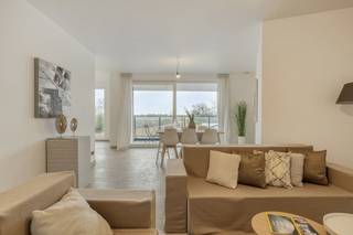 Vous recherchez un appartement spacieux et de grande qualité ? Ce spacieux appartement neuf de deux chambres fait partie de la belle petite résidence Rosella, qui compte huit unités résidentielles. Vous pourrez y profiter d'une architecture moderne qui allie harmonieusement esthétique et confort de vie fonctionnel. De plus, l'appartement est entièrement peint et prêt à emménager. La cuisine est également en cours d'installation.Sur la spacieuse terrasse arrière, vous pourrez profiter de la vue magnifique sur la campagne d'Ingooigem.MISE EN PAGEHall d'entrée - toilettes - salon spacieux avec cuisine ouverte - débarras/buanderie - terrasse arrière - hall de nuit - chambre 1 - terrasse avant - chambre 2 - salle de bain (douche à l'italienne - double vasque)GÉNÉRAL- Emplacement central, près de Deerlijk et Waregem- À distance de marche du centre- Idéal comme investissement- 6 % de TVA - économisez jusqu'à 40 000 euros- Conçu par les architectes Wielfaert- Pompe à chaleur et panneaux solaires- Niveau E : max E20- Entièrement peint et prêt à emménagerVous souhaitez découvrir par vous-même cet appartement neuf économe en énergie à Anzegem ? Pour plus d'informations ou pour une visite sur place, contactez-nous dès aujourd'hui : 056 605 605/ flore.decavel@dewaele.com