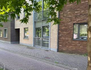 Voor een bezoek of meer info: gelieve steeds te bellen naar 0485/321.842.<br />Dit gelijkvloers appartement bevindt zich tussen de Markt en de Schelde, een ideale, rustige en residentiële ligging waarbij toch alle voorzieningen zich binnen handbereik bevinden. Het appartement situeert zich op het gelijkvloers van een kleinschalige residentie die gebouwd werd in 2010. De staat van onderhoud van zowel de gemene delen als van het appartement zijn zeer goed. Er is een woonkamer met open praktisch ingerichte keuken, een gang met ingebouwde kastenwand, apart toilet, badkamer (dubbele lavabo + douche), een berging en 2 slaapkamers. 1 van de slaapkamers geeft toegang naar het private terras achteraan dat uitkijkt op het ruime en rustige Apostolinnenplein (woon- en kantoorgebouwen). Het appartement heeft zo'n 83m2 bewoonbare oppervlakte en is ideaal voor mensen die rustig willen wonen vlakbij het centrum en toch willen genieten van een moderne inrichting en comfort. De woonkamer kijkt uit op de Smallendam, maar onthult tussen de bomen ook de toren van de Sint-Walburgakerk! In de onmiddellijke nabijheid is er voldoende parkeermogelijkheid, zowel in de Smallendam, langs de Schelde of Parking De Ham, De Meerspoort, ...