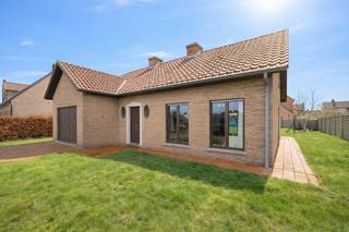Deze RUIME woning is gelegen te Ooigem (Wielsbeke), meer bepaald in de Berkenstraat 10, op een perceel grond van 586 m² en met een bewoonbare oppervlakte van 208 m². De woning bevindt zich in de nabijheid van winkels, bakker, slager en school, en in een rustige woonwijk.<br /><br />PLUSPUNTEN:<br />* GUNSTIGE LIGGING | RUSTIGE WOONWIJK<br />* GARAGE<br />* TUIN<br /><br />INTERIEUR:<br />U betreedt de woning via de inkomhal met apart gastentoilet. Aansluitend bevindt zich de lichtrijke leefruimte (33 m²) met zit- en eethoek. Verder is er een ruime, ingerichte keuken (20 m²) (kookplaat | dampkap | oven | koelkast | spoelbak) met praktische berging en toegang tot zowel de tuin als de inpandige garage.<br />Via de nachthal bereikt u op het gelijkvloers de twee slaapkamers (9 m² | 14 m²) en de ingerichte badkamer (ligbad | lavabo | toilet).<br />Tot slot is er de zolderverdieping (43 m²), toegankelijk via een vouwtrap vanuit de garage. Deze ruimte kan naar wens worden ingericht of dienst doen als extra bergruimte.<br /><br />EXTERIEUR:<br />De woning beschikt over een tuin rondom de woning (390 m²), waar u op elk moment van de dag van de zon kunt genieten. Op eigen terrein is er parkeergelegenheid voorzien voor één wagen.