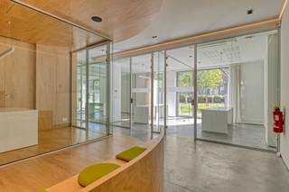 <ul>
<li>
<p>Flexibele indeling dankzij verplaatsbare wanden</p>
</li>
<li>
<p>Moderne afwerking met airco, bekabeling en verlichting</p>
</li>
<li>
<p>Topligging in centrum Strombeek-Bever</p>
</li>
<li>
<p>Openbare parking op wandelafstand</p>
</li>
</ul>