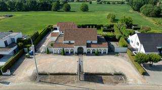 Prachtige en instapklare handelsruimte van 485m2 gelegen op een terrein van 1998m2 op een werkelijk top -zichtlocatie.Het pand heeft veel...