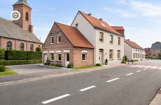 Opbrengsteigendom met handelsruimte en 2 appartementen nabij de Kluisberg.Op een uitstekende ligging vlakbij de Kluisberg bevindt zich deze...
