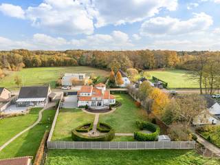 Deze villa straalt een mediterrane sfeer uit, gecombineerd met hedendaagse klasse en frisheid. Dankzij de kwalitatieve materialen zoals corian, parketvloer,... en de doordachte indeling vormt comfort een harmonieus geheel met functionaliteit. Een verrassende woning met een praktische indeling en toffe tuin met mooi terras. <br /><br />De Drij Dreven ligt in een rustige, groene woonwijk van Heusden-Zolder, vlak bij natuur en wandelroutes. <br />De ligging combineert privacy en rust met een vlotte verbinding naar E313 en E314, winkels, scholen en sportfaciliteiten in de buurt. <br />Ideaal voor wie landelijk en residentieel wil wonen met alle comfort binnen handbereik.<br /><br />=> Gelijkvloers met luchtige leefruimtes<br />- Frisse inkomhal met ruimte voor vestiaire<br />- Ruim gastentoilet met fonteintje <br />- Praktische bureauhoek in de leefruimte <br />- Leefruimte met gezellige doorkijkhaard op hout<br />- Veel lichtinval door grote ramen <br />- Volledig ingerichte moderne keuken <br />- Toegang tot terras vanuit keuken<br />- Mooie bijkeuken, eveneens compleet ingericht met kasten en apparatuur<br />- Grote inpandige garage voor twee wagens <br /><br />=> Verdieping met badkamer en twee slaapkamers<br />- Open vide<br />- Ouderlijke slaapkamer met airco en vaste kastenwand<br />- Tweede slaapkamer met vaste kasten <br />- Luxe badkamer met ligbad, inloopdouche en dubbele wastafel in strak meubel<br />- Apart toilet <br /><br />=> Tuin met groot terras<br />- Westelijk georiënteerd <br />- Gezellig overdekt terras bij de keuken<br />- Aansluitend een open terras met grote zonneluifel<br />- Tuin is onderhoudsvriendelijk aangelegd<br />- Volledig omheind <br />- Voldoende parkeergelegenheid op eigen terrein <br /><br />=> Indeling <br />Gelijkvloers: inkomhal, gastentoilet, leefruimte met bureauhoek, ingerichte keuken, bijkeuken, wasplaats en dubbele inpandige garage; <br />Verdieping: overloop/vide, twee slaapkamers, badkamer en apart toilet; <br />Kruipkelder.