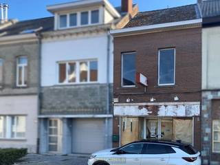 <strong>CENTRAAL GELEGEN</strong> woning met <strong>HANDELSRUIMTE</strong> bevindt zich in een rustige zijstraat van het <strong>LEVENDIGE CENTRUM VAN BRAKEL</strong> en biedt een uitstekende kans voor wie op zoek is naar een <strong>RENOVATIEPROJECT MET TAL VAN MOGELIJKHEDEN</strong>. Het pand omvat momenteel een <strong>HANDELSRUIMTE OP HET GELIJKVLOERS</strong>, een ruime stockageruimte aan de achterzijde, een woongedeelte met <strong>TWEE SLAAPKAMERS</strong>, een te installeren keuken en een <strong>INRICHTBARE ZOLDERVERDIEPING</strong>. Bovendien beschikt de woning over een praktische kelder. Dankzij de ligging <strong>OP WANDELAFSTAND</strong> van winkels, openbaar vervoer en voorzieningen, is dit een interessante locatie voor zowel <strong>ZELFSTANDIGEN ALS INVESTEERDERS</strong>. Laat uw creativiteit de vrije loop en maak van deze eigendom een rendabele combinatie van <strong>WONEN EN WERKEN</strong>.<br /><br />Interesse? Breng snel een bezoek aan deze <strong>OPPORTUNITEIT</strong> in de Stationsstraat 15 te Brakel – bieden kan <strong>VANAF €115.000</strong>.<br /><br />Adres: Stationsstraat 15 te Brakel<br /><br />Renovatieplicht van toepassing.