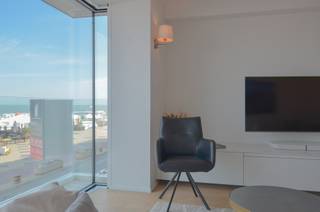 Stijlvol, recent gerenoveerd appartement met frontaal zeezicht<br />Dit prachtige appartement werd recent met oog voor detail en kwaliteit gerenoveerd. Ook de residentie zelf onderging een volledige renovatie, wat zorgt voor een verzorgde en hedendaagse uitstraling. Het appartement is afgewerkt met hoogwaardige materialen en biedt alle modern comfort.<br />Indeling:<br />Inkomhal met gastentoilet. Ruime en lichtrijke leefruimte met ingemaakte kasten, een volledig uitgeruste open keuken (Miele-toestellen) met aansluitend een gezellige eethoek en een comfortabel salon, uitgevend op het balkon aan de voorzijde met prachtig zeezicht.<br />Aparte berging met aansluiting voor wasmachine.<br />De volwaardige hoofdslaapkamer beschikt over ingemaakte kasten en een en-suite douchekamer, met toegang tot het zonnige terras aan de achterzijde.<br />De tweede slaapkamer is uitgerust met een ingemaakt stapelbed en kasten, en beschikt eveneens over een aanpalende douchekamer.<br />Verder zijn er privatieve kelders en een gemeenschappelijke fietsenberging aanwezig in de residentie.<br />Mogelijkheid tot aankoop van een staanplaats in het gebouw.<br />De laatste afwerkingsdetails door het plaatsen van nieuwe ramen worden nog uitgevoerd.