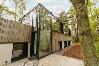 <p>Vragen of interesse? Contacteer onze makelaar Dimitry via dimitry@copandi.be of 0493 37 27 43.</p><p>Deze unieke villa uit 2018 is gelegen in de begeerde wijk 'De Zeurt', met het Peerdsbos als directe achterbuur. Op een riant perceel van circa 5.000 m² geniet u van een bosrijke omgeving op een strategische en uiterst private locatie.</p><p>De woning blinkt uit in functionaliteit en is energetisch hoogwaardig afgewerkt met oog op de toekomst. Zo is de villa volledig voorzien van vloerverwarming, 18 zonnepanelen en een slimme laadpaal.</p><p>Het architecturale ontwerp bestaat uit twee woonlagen waarbij het leefgedeelte zich op de bovenverdieping bevindt. Deze keuze garandeert een panoramisch uitzicht op het groen via kamerhoge raampartijen.</p><p>De lichtrijke leefruimte straalt rust uit en sluit naadloos aan op de luxueus ingerichte keuken. Direct naast de keuken bevindt zich bovendien een royaal terras van circa 40 m².</p><p>De gelijkvloerse verdieping is praktisch ingedeeld met een ruime vestiaire en diverse maatkasten. De master bedroom beschikt over een eigen dressing en een luxe ensuite badkamer.</p><p>Daarnaast biedt deze verdieping ruimte aan twee extra slaapkamers, een tweede douchekamer en een multifunctionele kamer als bureau of hobbyruimte. Een wasplaats met technische ruimte maken het comfort binnenshuis compleet.</p><p>Ontspannen doet u in de tuin met een eigen voetbalveldje en een sfeervol leeftuinhuis. Kortom: een ware droomlocatie die luxe, rust en techniek perfect verenigt.</p><p>✅ Bosrijke omgeving</p><p>✅ Uniek concept</p><p>✅ Instapklaar</p><p>✅ Energetisch en modern comfort</p>