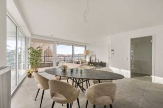 <p><span>Aan het Guido Gezelleplein, midden in het centrum van Staden bevindt zich dit prachtige penthouse.</span><br /><span>Dankzij deze centrale ligging in Staden heb je diverse buurtwinkels op wandelafstand!</span><br /><br /><span>De indeling van het appartement is als volgt:</span><br />Inkomhal met apart toilet, lichtrijke leefruimte met open keuken, bergruimte/wasplaats, zeer ruim/ zonnig terras, slaapkamer 1, badkamer, slaapkamer 2 en slaapkamer 3 met aansluitend badkamer.<br /><br /><span>Mogelijkheid om parkeerplaats mee aan te kopen.</span><br /><span>Een gemeenschappelijke vuilnisberging en een fietsenberging is voorzien.</span><br /><br /><span>Het appartement komt in aanmerking voor de 6% BTW - regel!<br /><br />PLUSPUNTEN:<br />- 6% BTW<br />- LICHTRIJKE LEEFRUIMTE<br />- RUIM TERRAS<br />- EPC A</span></p>