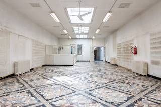 Gelegen op een steenworp van het Zuidstation, bestaat dit gemengd gebouw volgens de archiefplannen uit 1956 en de stedenbouwkundige inlichtingen afgeleverd in januari 2020 uit:Ruimten bestemd voor een productieve activiteit: atelier en kantoor op het gelijkvloers, en opslagruimten in de kelder1 garage op het gelijkvloers1 duplex met 3 slaapkamers op de 1e en 2e verdieping1 appartement met 1 slaapkamer op de 3e verdiepingEr werd destijds een vergunning verkregen voor drie appartementen, burelen en 15 fietsplaatsen. Totale vloeroppervlakte: 879 m². Deze vergunning is net vervallen.