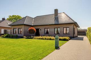 <strong>Perfect onderhouden woning met 3 slaapkamers en een aparte woonstudio, rustig gelegen op een perceel van 825 m². Epc-score: 335 kWh/m² (label D)</strong><br /><br /><strong>Ligging:</strong> nabij het centrum van Vosselaar<br /><br /><strong>Indeling gelijkvloers:</strong> inkomhal, woonkamer, keuken, toilet, wasplaats, 3 slaapkamers, badkamer, kelder, garage met werkplaats, tuin<br /><strong>Indeling dakverdieping:</strong> woonkamer, open keuken, douchekamer, slaapkamer, zolder<br /><br /><strong>Omschrijving: </strong>op slechts enkele minuten van het centrum van Vosselaar en met een vlotte verbinding naar de E34 (Antwerpen-Eindhoven), ligt deze perfect onderhouden woning (bouwjaar 1982) op een zuidgericht perceel van 825 m². <strong>Indeling</strong> met inkomhal, woonkamer met tegelvloer en inbouwhaard, keuken met kastwerk en toestellen en toegang naar de kelderberging. Ruime wasplaats en een badkamer met ligbad nabij de keuken, ideaal voor een gezin met kleine kinderen. Er zijn 3 slaapkamers met voleiken parketvloer op de benedenverdieping. Rolluiken aan alle ramen beneden.<br /><br />Een erg handige extra aan deze woning is de woonstudio bereikbaar via een achterdeur. (mogelijkheid om trap te voorzien vanuit de wasplaats). Ideaal voor inwonende hulp, kinderen, gastenverblijf... Deze studio bestaat uit een leefruimte met open keuken, een badkamer met douche en toilet en een grote slaapkamer. Grote zolderberging of mits renovatie een extra slaapkamer. Verwarming via airco en/of centrale verwarming.<br /><br />Achteraan een erg verzorgde tuin met grote oprit en parkeergelegenheid. Garage voor 2 wagens met aansluitende werkplaats en een naastliggende carport/houtopslag.<br /><br />Epc-score: 335 kWh/m². Asbestveilige woning<br /><br /><strong>Bijzondere informatieplicht:</strong> in aanvraag