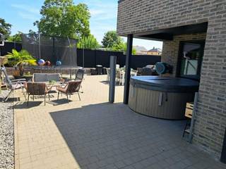 INSTAPKLARE energiezuinige woning te koop in Heusden-Zolder.<br />Deze moderne, lichtrijke halfopen woning van 2018 is gelegen in een rustige straat in Eversel en combineert energiezuinig (EPC- label A) wonen met alle comfort.<br />De open leefruimte met veel natuurlijke lichtinval vormt het hart van de woning en sluit mooi aan op de volledig uitgeruste keuken.<br />Verder beschikt de woning over een inpandige garage, een aparte wasplaats, twee badkamers, twee ruime slaapkamers en een ruime praktische dressing, overal vliegenramen aanwezig, en elektriciteit conform AREI. Dit alles op een perceel van 2a79.<br />Een ideale woning voor wie op zoek is naar een moderne, energiezuinige woning met een onderhoudsvriendelijke tuin.<br />Prijs: € 395.000<br />Graag bezichtigen of bijkomende vragen?<br />Aarzel niet om ons te contacteren.<br />Mail: lore_rossillon@hotmail.com <br />Gsm: 0479 26 91 63