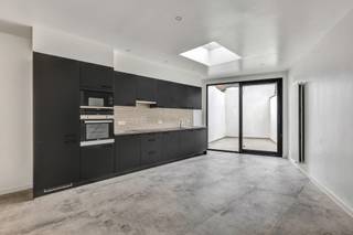 <p>Voor meer info of een bezoek, bel 054 69 39 39 - Deze volledig <strong>vernieuwde stadswoning</strong> (kwalitatieve A-tot-Z-renovatie in 2024) biedt een <strong>bewoonbare oppervlakte van maar liefst 200 m²</strong> en telt <strong>vijf ruime slaapkamers</strong>. De woning onderscheidt zich door de <strong>keuze voor hoogwaardige materialen</strong>, zoals <strong>massief parket</strong>, <strong>grote tegels van 60x120 cm</strong>, een <strong>volledig ingerichte kwaliteitskeuken</strong> en <strong>twee stijlvolle badkamers</strong> – slechts enkele van de vele troeven die dit pand te bieden heeft. De woning bevindt zich op een <strong>strategische ligging tussen de markt en het stadscentrum</strong>. Dankzij de <strong>centrale ligging</strong> en de <strong>hoogwaardige afwerking</strong> is dit een <strong>unieke parel</strong> die je niet mag laten liggen. Ideaal voor <strong>grote gezinnen</strong> of voor wie graag over extra kamers beschikt voor een <strong>zelfstandige activiteit</strong> of <strong>thuiskantoor</strong>. In de <strong>fraai aangelegde binnenkoer</strong> is het bovendien <strong>heerlijk vertoeven tijdens de zomermaanden</strong>. EPC B - Elektrische installatie conform - Asbestvrij - Instapklaar</p>