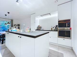 Het gelijkvloers-appartement is voorzien van een inkomhal, ruime open leefruimte met keuken, berging, badkamer, apart toilet, slaapkamer, terras en autostaanplaats.Gelijkvloers:- inkomhal met ingemaakte kast- toilet met handenwasser- grote open leefruimte met toegang tot het terras via schuifraam- open keuken voorzien van koelkast, oven, inductiekookplaat met dampkap, dubbele spoelbak, vaatwasser en voldoende bergruimte- berging met aansluiting voor wasmachine- badkamer voorzien van dubbele lavabo in bijpassend meubel, inloopdouche- slaapkamerBijzonderheden:- autostaanplaats- gemeenschappelijke fietsenberging- warmtepomp: vloerverwarming, zeer energiezuinig- EPB: 58 kWh/m² (E-peil: 30)- vaste kosten €75 p/m(ver-)Kopen of (ver-)huren in regio Kalmthout / Essen?Met vragen kan u altijd bij ons terecht!Dewaele vastgoed met advies.