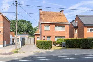 <h1>Ruime woning met 4 slaapkamers en magazijn van ca. 180 m²</h1>
<p>Deze ruime woning aan de Antwerpsesteenweg in Westmalle biedt een solide basis, veel ruimte en bijzonder veel renovatiepotentieel. De absolute troef is het achterliggende magazijn van ca. 180 m², ideaal voor opslag, beroep of andere mogelijkheden.</p>
<p>De woning beschikt over 4 slaapkamers, ruime leefvertrekken, een veranda, kelder en grote zolderberging. De keuken dateert van eind jaren '90 en is uitgerust met Miele-toestellen. .</p>
<p>De woning geniet achteraan van een mooi en open uitzicht.</p>
<p>Ideaal voor wie op zoek is om wonen en werken te combineren of naar een interessante investering.<br /><br /></p>
<p><strong><span>FLOR Vastgoed – For Love of Real Estate</span></strong></p>