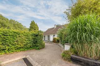 Verscholen in een doodlopende straat achter een haag van volwassen groen en toch centraal gelegen op de as Antwerpen–Brussel: deze verzorgde villa biedt een zeldzame combinatie van ruimte, privacy en bereikbaarheid. Op een perceel van 971 m² vindt u hier een thuis.<br /><br /><strong>De woning</strong><br />Bij binnenkomst wordt u verwelkomd door de inkomhal met gastentoilet en vestiaire. De sfeervolle woonkamer op natuurstenen vloer baadt in het licht — grote raampartijen en tuindeuren brengen het groen naar binnen en verbinden leef- en buitenruimte op een natuurlijke manier. Aansluitend vindt u een gezellige eetkamer en een volledig uitgeruste keuken.<br />Op het gelijkvloers bevinden zich twee ruime slaapkamers en een verzorgde badkamer met inloopdouche en lavabomeubel. Op de verdieping vinden we 2 ruime slaapkamers, een tweede badkamer met ligbad en lavabo alsook een handige bergruimte.<br />De volledige onderkeldering is een troef apart: ruimte voor twee wagens, meerdere bergingen en een wasplaats maken van dit souterrain een echte aanwinst.<br /><br /><strong>De tuin</strong><br />De volledig omheinde zuidgeoriënteerde tuin met dichte hagen zorgt voor alle privacy. Het ruime terras met elektrische zonneluifel biedt een zorgeloze plek waar het heerlijk genieten is.<br /><br /><strong>De locatie</strong><br />Aartselaar biedt het beste van twee werelden: de kalmte van een groene woongemeente, gecombineerd met een vlotte ontsluiting via de Ring, de E19 en het openbaar vervoer. Antwerpen en Brussel liggen binnen handbereik. Winkels en scholen op wandelafstand.<br /><br /><strong>In een oogopslag</strong><br /><strong>Perceel: </strong>971 m²<br /><strong>Indeling: </strong>Kelder/garage · gelijkvloers · Verdieping<br /><strong>Slaapkamers: </strong>4 (2 gelijkvloers + 2 op verdieping)<br /><strong>Badkamers: </strong>2<br /><strong>Buitenruimte: </strong>Terras met elektrische zonneluifel · Volledig omheinde tuin<br /><strong>Garage: </strong>Dubbele inpandige garage + meerdere kelderbergruimtes<br /><br /><br />Videotour, grondplan en alle attesten beschikbaar via de Wellimmo-site.<br />📩 info@wellimmo.net | 📞 03/225 00 68<br /><br />
