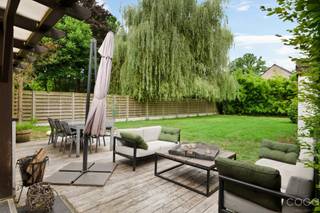 <p>Deze charmante woning, op een perceel van 1.061m², is centraal gelegen, op wandelafstand van het centrum Sint Job, met winkels, scholen en openbaar vervoer. Ook de Brechtse Heide bevindt zich vlakbij, ideaal voor wie houdt van wandelen en fietsen. De woning is instapklaar en kan naar eigen smaak verder worden opgefrist.</p>
<p><strong>Indeling</strong></p>
<p>Op het gelijkvloers bevindt zich een inkomhal met trap naar de verdieping. De ruime, open leefruimte met zithoek, eetplaats en keuken geniet dankzij de open indeling van een aangename natuurlijke lichtinval. Verder beschikt de woning over een afzonderlijke vestiaire, een gastentoilet, een badkamer met ruime inloopdouche en een extra kamer die perfect dienst kan doen als slaapkamer of bureel.</p>
<p>Aansluitend aan de keuken bevindt zich een praktische berging met aansluitingen voor wasmachine en droogkast. Via de keuken heeft u toegang tot het overdekte terras en de volledig afgesloten tuin.</p>
<p>Op de eerste verdieping zijn er drie volwaardige slaapkamers en een tweede badkamer met ligbad. Via een vaste trap bereikt u de zolder als extra bergruimte.</p>
<p>Achteraan het perceel bevindt zich een dubbele garage. De tuin is volledig omheind en toegankelijk via een geautomatiseerde houten toegangspoort, wat zorgt voor extra comfort en privacy.</p>
<p>Een ideale woning voor gezinnen die op zoek zijn naar ruimte, een centrale ligging en een woning met heel wat mogelijkheden.</p>