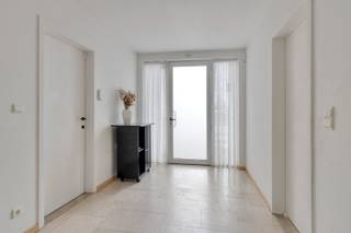 Deze unieke woning is gelegen in de straat Gooreind in Geel. Dankzij de vlotte bereikbaarheid, de nabijheid van scholen en winkels, en de ligging in een doodlopende straat zonder doorgaand verkeer, vormt dit de ideale thuis. Bovendien is er een goede verbinding met de omliggende steden en gemeenten.<br /><br />Beschrijving:<br />Via de inkomhal betreden we de woning. Hier bevinden zich een apart gastentoilet en de toegang tot de ruime woonkamer met gezellige zithoek. Zowel de houtkachel als de stijlvolle eiken parketvloer zorgen voor een warme en aangename sfeer. De erker creëert, samen met de grote raampartijen en de vide naar de bovenverdieping, een open en lichtrijk gevoel.<br /><br />Aansluitend vinden we de eetruimte en de goed uitgeruste open keuken, die uitkijkt op de zuidwest gerichte tuin. Via de keuken bereiken we de praktische bijkeuken, voorzien van ingemaakte kasten en de nodige aansluitingen voor een vaatwasser, wasmachine en droogkast.<br /><br />Verder beschikt het gelijkvloers over een ruime kelder, een slaapkamer met aangrenzend een badkamer die is uitgerust met een ligbad en een dubbele wastafel. De inpandige garage is voorzien van een elektrische poort.<br /><br />De ruime nachthal op de verdieping beschikt over een bureauruimte met open zicht op de benedenverdieping en de groene tuin. Daarnaast bevinden zich hier nog twee volwaardige slaapkamers waaronder een master bedroom met ingemaakte kasten, een extra kinderkamer, een apart toilet en een badkamer met ligbad, dubbele wastafel en inloopdouche met regendouche.<br /><br />Buitenruimte:<br />Het ruime perceel biedt tal van troeven en veel privacy. Dankzij de zuidwest gerichte oriëntatie kan men op elk moment van de dag genieten van de tuin, die bovendien is uitgerust met een handige tuinberging en een ruime carport.<br /><br />Extra:<br />- Gunstig EPC-label: C<br />- Laadpaal aanwezig<br />- Conforme elektriciteit<br /><br />Voor meer info of een bezoek contacteer ons via info@vastengoed.be of via 014/72 73 74.<br /><br />Wenst u een gratis schatting van uw eigendom? Contacteer ons via 014/72 73 74.