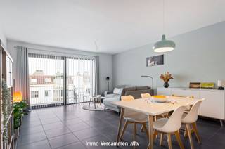 <p><span>Modern 2-slaapkamerappartement met twee terrassen en autostaanplaats in Lier</span></p><p><span>Dit moderne appartement, gelegen op de derde verdieping van een verzorgd appartementsgebouw uit 2018, combineert hedendaags wooncomfort met een gunstige ligging in Lier.</span></p><p><span>Het appartement beschikt over een lichtrijke leefruimte met open, volledig geïnstalleerde keuken, twee slaapkamers, een apart toilet en een stijlvolle badkamer. Dankzij de vloerverwarming en actieve ventilatie geniet u bovendien van een aangenaam en comfortabel binnenklimaat.</span></p><p><span>Een absolute troef zijn de twee ruime terrassen, waar u in alle rust kan genieten van het buitenleven. Daarnaast is er een praktische berging met aansluiting voor wasmachine en droogkast.</span></p><p><span>Ook aan parkeer- en bergruimte is gedacht: een privatieve ondergrondse autostaanplaats en een afzonderlijke kelderberging zijn inbegrepen in de prijs.</span></p><p><span>Het appartement geniet van een uitstekende ligging op ongeveer 20 minuten wandelen van de Grote Markt van Lier. Winkels, openbaar vervoer en andere voorzieningen bevinden zich in de nabije omgeving. Ook belangrijke invalswegen zijn vlot bereikbaar.</span></p><p><span>Op zoek naar een instapklaar appartement of een interessante investering in Lier? Mis deze kans niet en contacteer ons via 015 755 444 of <span>info@immovercammen.be</span></span><span> voor meer informatie of een bezoek.</span></p><p><span> </span></p>