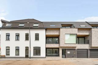 In residentie “De Rembrandt” vindt u dit ruim en lichtrijk appartement op de eerste verdieping, waar kwalitatieve materialen en hedendaags wooncomfort perfect samenkomen. Dankzij de doordachte indeling en centrale ligging vormt dit appartement een ideale thuisbasis voor wie comfortabel en energiezuinig wil wonen. Bovendien bestaat, mits voldaan aan de geldende voorwaarden, de mogelijkheid om dit appartement aan te kopen aan het verlaagde btw-tarief van 6%.
Bij het binnenkomen wordt u verwelkomd in een ruime inkomhal met apart gastentoilet en handige berging. De open leefruimte geniet van veel natuurlijke lichtinval en sluit mooi aan op de moderne keuken. Vanuit de leefruimte bereikt u het aangename terras langs de Sint-Bavostraat, waar u in alle rust kan genieten van een gezellig moment buiten. Naast de keuken bevindt zich nog een extra praktische was-/bergruimte.
Via de nachthal bereikt u de twee ruime slaapkamers en de badkamer, die uitgerust is met een douche, ligbad en dubbele lavabo. De combinatie van comfort en functionaliteit zorgt hier voor een aangename woonervaring.
Met een bewoonbare oppervlakte van 128 m² beschikt dit appartement over bijzonder veel ruimte. Bovendien werd sterk ingezet op energiezuinigheid dankzij vloerverwarming in alle ruimtes met afzonderlijke regeling per kamer. Het gunstige E-peil 30 zorgt daarnaast voor een interessante fiscale meerwaarde met 50% vrijstelling van onroerende voorheffing gedurende 5 jaar.
De residentie bevindt zich op een strategische locatie met een vlotte verbinding richting Waregem, Wielsbeke en Oostrozebeke. In de directe omgeving geniet u van tal van wandel- en fietsmogelijkheden langs de oude Leie-arm en het vernieuwde OC Den Aert.
Mogelijkheid tot aankoop van een garage en extra berging.
Een uitstekende keuze voor wie op zoek is naar een recent appartement met ruimte, comfort, een kwalitatieve afwerking én de kans om te genieten van het voordelige 6% btw-tarief.
Interesse? Contacteer Luna via luna@immobeguin.be.