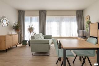 Volledig gerenoveerde ruime studio op centrale ligging vlakbij de Zeedijk. Indeling : woonkamer met open keuken, badkamer met inloopdouche, toilet en lavabomeubel, berging voorzien van maatkasten en aansluiting voor wasmachine en droogkast. Inclusief ruime private kelderberging. Wordt volledig nieuw gemeubeld verkocht. Instapklaar appartement op zeer gunstige ligging vlakbij de Zeedijk en het nieuwe casino. Gunstig epc label B. Bezoek op afspraak. Onmiddellijk beschikbaar na akte.