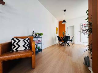 Charmante HOB met een warme sfeer, veel licht en een heerlijke buitenruimte. 🌿<br /><br />Via de inkomhal kom je in de ruime, open leefruimte waar living, eetplaats en keuken mooi in elkaar overvloeien. De open keuken geeft rechtstreeks uit op het ruime betegelde terras en de verrassend grote tuin van 250 m². Ideaal voor zomerse avonden, etentjes of gewoon lekker genieten.<br /><br />Op het gelijkvloers vind je ook de badkamer en een grote, praktische wasberging. Boven zijn er 2 ruime slaapkamers en een derde, kleinere kamer die perfect kan dienen als bureau, dressing of kinderkamer. <br />Extra troef: een ruime kelder.<br /><br />📩 Interesse? Neem gerust contact op voor meer info of een bezoek