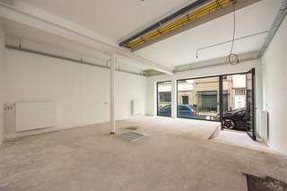  Ruim handels gelijkvloers van ca 81m² in opkomende buurt, ruime kelder van ca 52m², aparte wc en doucheOp zoek naar een plek voor je nieuwe zaak;...