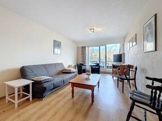 Gelegen op de vijfde verdieping vinden we dit ruime, gemeubelde appartement terug.De ligging is centraal, nabij de vaargeul. Het appartement beschikt...