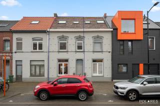 Op zoek naar een instapklare woning met een uitstekende ligging en een aangename tuin? Dan is deze gezellige rijwoning absoluut een bezoek waard!<br /><br />Dankzij de centrale ligging geniet je van een vlotte verbinding naar Leuven, Mechelen en Brussel. Winkels, scholen, openbaar vervoer en andere voorzieningen bevinden zich bovendien vlakbij.<br /><br />De woning beschikt over een aangename leefruimte, drie volwaardige slaapkamers en een vernieuwde badkamer. De keuken is functioneel, maar biedt de nieuwe eigenaars de mogelijkheid om deze op termijn volledig naar eigen smaak in te richten. Er is een aparte wasruimte aanwezig en twee WC's. <br /><br />Ook buiten is het heerlijk vertoeven! Op een totale perceeloppervlakte van 198 m² geniet je van een leuke en gunstig georiënteerde tuin met praktisch tuinhuis. Een kelder zorgt voor extra opbergruimte.<br /><br />Met een gunstig EPC-label B, zonnepanelen en een thuisbatterij is ook aan energiezuinig wonen gedacht. Bovendien is de woning asbestveilig en is de elektrische keuring aanwezig.<br /><br />Ontdek deze woning tijdens de bezoekdag op zaterdag 31 oktober! Schrijf je in via https://www.polares.eu