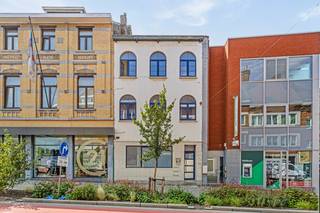 Welkom in het centrum van Halle. Deze praktijkruimte werd voormalig gebruikt als praktijk van een chiropractor. De hele gelijkvloerse...