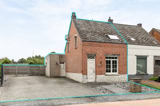 <p><span>Bent u op zoek naar een verzorgde woning waar u onmiddellijk uw intrek kunt nemen? Dan is deze instapklare woonst beslist een bezoek waard!</span></p><p><span> </span></p><p><span>Gunstig gelegen op een mooi perceel van 6A 24CA, biedt deze woning een aangename combinatie van comfort, functionaliteit en energiezuinigheid. Dankzij de talrijke uitgevoerde verbeteringswerken beschikt de woning over een gunstig EPC-label B. Bovendien werd de elektrische installatie CONFORM AREI gekeurd, wat extra gemoedsrust biedt voor de toekomstige eigenaar.</span></p><p><span> </span></p><p><span>Indeling:</span></p><p><span>Gelijkvloers: Lichtrijke leefruimte, volledig uitgeruste keuken voorzien van alle comfort, praktische berging, wasplaats, afzonderlijk toilet, badkamer met dubbele lavabo, ligbad en instapdouche.</span></p><p><span>Verdieping: Nachthal, drie slaapkamers.</span></p><p><span> </span></p><p><span>Troeven: EPC-label B, elektriciteit CONFORM AREI, instapklaar, geïsoleerde zolder bereikbaar via valtrap, voldoende parkeermogelijkheden, mooi perceel van 624 m², tal van recente verbeteringswerken!</span></p><p><span> </span></p><p><span>Deze woning vormt de ideale thuisbasis voor gezinnen, starters of iedereen die comfortabel wil wonen. Ideale opbrengsteigendom!</span></p><p><span>SBU: In aanvraag.</span></p><p><span> </span></p><p><span>Wacht niet te lang en plan snel uw bezoek. Deze opportuniteit zal ongetwijfeld snel de aandacht trekken! Kenneth (kenneth.pollet@vastgoedhuys.be) 0472/03 25 88 of Melissa (melissa.cardaci@vastgoedhuys.be) 0486/54 71 80.</span></p>