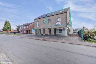 DUPLEXAPPARTEMENT MET AUTOSTAANPLAATS, GARAGEBOX EN KELDERBERGING NABIJ CENTRUM BILZENDit duplexappartement is gelegen in Schoonbeek, een...