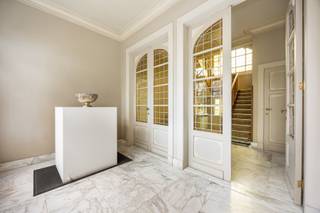 Dit karaktervolle herenhuis in eclectische stijl uit 1905, ontworpen door architect L. Van Ravestyn, heeft tal van mogelijkheden. Dankzij de...