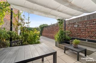 Dit schitterend en lichtrijk gelijkvloers appartement werd gebouwd in 2014 en beschikt over een heel ruim terras en een centrale patio.<br /><br />Het energiezuinig karakter (energielabel label B), gecombineerd met alle hedendaags comfort en een ruime vloeroppervlakte van 143m² (exclusief terras van 78m²) maken van dit pand een zeldzaam pareltje.<br /><br />Het appartement bevindt zich op wandelafstand van alle winkels, scholen, openbare diensten &vervoer in het centrum van Oostkamp en geniet van volgende indeling:<br /><br />Een inkomhal met gastentoilet, een privatieve berging annex technische ruimte, twee ruime slaapkamers, beide uitgevend op een lichtrijke patio, een comfortabele badkamer en een ruime leefruimte met open volledig ingerichte keuken en aansluitend ruim terras.<br /><br />In het gebouw is een gemeenschappelijke berging aanwezig, tevens dienstig als teller lokaal.<br /><br />De elektrische installatie en overige technieken zijn conform.<br /><br />De kleinschalige residentie geniet van een lage gemeenschappelijke kostenstructuur.<br /><br />Dit appartement is momenteel verhuurd aan 905 Euro per maand te verhogen met 25 Euro per maand (provisie gemeenschappelijke kosten).<br />Bel voor een afspraak! 050 82 37 71