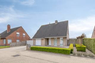 Welkom in deze verzorgde woning gelegen in een rustige, doodlopende straat in de Menenpoortstraat 37 te Roeselare. Deze woning combineert ruimte, comfort en tal van praktische voorzieningen, ideaal voor gezinnen of wie op zoek is naar rustig wonen met alle comfort. Indeling van de woning:Inkomhal- Lichtrijke leefruimte met zithoek en eethoek- Volledig uitgeruste keuken met hoogwaardige toestellen- Wasruimte (met extra voorziening in garage)- Garage met sectionale poort en ingemaakte kasten- Koele berging- 3 volwaardige slaapkamers waarvan 2 met ingemaakte kasten- Bureauruimte met ingemaakte kasten- Badkamer- Ruime zolder (geschikt als hobbyruimte)Buitenruimte:- Zuidgeoriënteerde tuin- Tuinhuis met overdekt terras- Carport met geautomatiseerde poort (geschikt voor mobilhome)Extra troeven:- 8 zonnepanelen (2,6 kW – geplaatst in augustus 2020)- 2 regenwaterputten van elk 7.000 liter (met overloop)- Overal rolluiken (deels elektrisch) en vliegenramen in alle slaapkamers- Elektrische ventilatie in de eethoek- Binnen- en buitenalarm + extra anti-inbraaksloten- Veel stopcontacten doorheen de woning- Aparte elektriciteitskast in tuin (ideaal voor jacuzzi)- Inbouwkasten in meerdere ruimtes- Wandelafstand van het centrum Bent u ook op zoek naar een uiterst kwalitatief huis met een zee aan ruimte en een uitstekende ligging te Roeselare? Neem dan vandaag nog met de dossierverantwoordelijke Jeroen Taillieu op het nummer 0493 25 14 33 of via jeroen.taillieu@dewaele.comBestuursmaatregelen in het maatregelenregister: in aanvraag