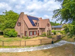 Goed onderhouden villa (bouwjaar 1978) en door de jaren heen voorzien van tal van renovaties.(2013 vernieuwd dak + 9 zonnepanelen met batterij - ramen op het gelijkvloers 2012 en op het verdiep 2012 en een nieuwe keuken in 2012).<br /><br />indeling: inkomhal met apart gastentoilet en vestiaire, leefruimte (38m²) met houtcassette, een keuken voorzien van inductievuur, microgolfoven, een oven en een vaatwas), een naastgelegen berging met toegangsdeur naar de tuin en een inpandige garage van 26m². (niet meegerekend in de bewoonbare oppervlakte).<br /><br />Op het verdiep bevinden zich 3 slaapkamers (23m²- 12m² & 10,5m²), een badkamer (voorzien van inloopdouche - toilet & lavabo). Verder nog een bijkomende kamer (6m²) en een bergruimte (7m²)<br /><br />De woning is verder voorzien van een kelder van 19m² met vrije hoogte van 2 meter en verder een toegankelijke kruipruimte. Op het gelijkvloers is de woning voorzien van rolluiken. <br /><br />Aangenaam terras met west ligging zodoende u volop kan genieten van de zon. <br /><br />Gelegen in een rustige, aangename buurt nabij de "Brusselse bossen". Zeker een bezoek waard!