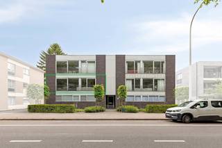 Dit mooie en instapklare appartement op de eerste verdieping links (lift aanwezig) combineert ruimte, natuurlijke lichtinval met grote raampartijen en een praktische indeling op een toplocatie in Maria-ter-Heide, Brasschaat <br /><br />Indeling:<br />- Inkomhal met ingemaakte kasten<br />- Ruime leefruimte (woonkamer + keuken)  met grote raampartijen en parketvloer<br />- Handige berging met aansluiting wasmachine/droogkast<br />- 2 volwaardige slaapkamers (15 m², 11 m²) met ingemaakte kasten en parketvloer<br />- Apart gastentoilet<br />- Badkamer met dubbele lavabo en een ligbad met douchefunctie. <br />- Terras 17m² voorzien van afgesloten opbergruimte (ZO-oriëntarie)<br /><br />Daarnaast beschikt het appartement over een autostaanplaats in een afgesloten garage (extern) en een afgesloten berging.<br /><br />Bijzonderheden:<br />- EPC 117 kWh / m² jaar - (label B)<br />- Vrij bij authentieke akte<br />- Gemeenschappelijke kosten: €200/maand<br />- Staanplaats in afgesloten garage inclusief<br /><br />Interesse in een bezichtiging ter plaatse? Aarzel dan niet ons om te contacteren via 03 666 66 66 - Wenst u een vrijblijvende schatting van uw eigendom via ons vastgoedkantoor, mail ons alvast op brasschaat@dewaele.com<br /><br />Bestuursmaatregelen in het maatregelenregister: nee