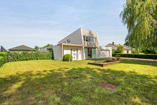Deze op te frisse laagbouwwoning is gelegen langs de verbindingsweg tussen Weelde en Poppel, op een mooi perceel van ca. 1.700 m². De woning biedt alle comfort, een ruime indeling en een tuin met zwembad en poolhouse. Het volledig omheinde perceel is toegankelijk via een automatische toegangspoort en geniet van optimale privacy.<br /><br />Gelijkvloers:<br />Via de inkomhal met vestiaire en gastentoilet betreedt u de bijzonder ruime en lichte woonkamer. Dankzij de grote raampartijen geniet u hier van een prachtig zicht op de tuin. De leefruimte is ingedeeld in een gezellige zithoek met haard en een ruime eetkamer met vide, wat zorgt voor een extra ruimtelijk gevoel.<br /><br />Aansluitend bevindt zich de volledig uitgeruste keuken met ontbijthoek en eveneens een mooi uitzicht op de tuin. Verder is er een praktische bijkeuken/wasplaats met doorgang naar de dubbele inpandige garage.<br /><br />Op het gelijkvloers bevindt zich tevens de master bedroom met ensuite badkamer, wat zorgt voor extra comfort en levenslang wonen.<br /><br />Verdieping:<br />Via de trap en vide bereikt u de bovenverdieping met een ruime slaapkamer. Deze ruimte is eenvoudig op te splitsen in twee slaapkamers en beschikt over een eigen sanitaire ruimte met douche, lavabo en toilet.<br /><br />Buitenruimte:<br />Volledig omheinde tuin met zwembad, poolhouse (ingericht met Engelse bar, sauna en douche. <br /><br />Bijzonderheden: <br />-Nabij de Nederlandse grens<br />-Dubbele inpandige garage<br />-Ruim en volledig omheind perceel met automatische toegangspoort