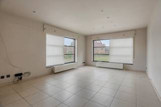 Welkom in Tielt-Winge ! Deze volledig gelijkvloerse woning is rustig gelegen in een doodlopende straat en geniet van een unieke ligging met prachtig uitzicht op de Golf van Tielt-Winge. Hier woont u in alle rust, omgeven door groen, terwijl dagelijkse voorzieningen toch vlot bereikbaar blijven.<br /><br />De woning is nog onderhevig aan renovatieverplichting, maar nieuwe ramen en zonnepanelen zijn wel al geplaatst. Ze biedt een uitstekende basis voor wie op zoek is naar een project met tal van mogelijkheden. Dankzij de volledig gelijkvloerse indeling geniet u van optimaal wooncomfort en een praktische leefomgeving. De ruimtes kunnen naar eigen smaak en hedendaagse normen worden vernieuwd. Extra troeven zijn de inpandige garage en bergzolder. Tenslotte is het buiten ook genieten in de grote tuin.<br /><br />De doodlopende straat zorgt voor een aangename woonomgeving, terwijl het uitzicht op de golfbaan een gevoel van exclusiviteit creëert. Hier kunt u dagelijks genieten van een ontspannen woonbeleving. Met een perceelbreedte van 45 meter, biedt ze ook veel mogelijkheden naar nieuwbouw toe. Sloop -en heropbouw aan 6% behoort tot de mogelijkheden. <br /><br />Kortom, deze woning biedt een unieke kans voor wie de handen uit de mouwen wil steken en op zoek is naar een karaktervolle woning op een uitzonderlijke locatie. <br /><br />Voor meer informatie of een bezoek ter plaatse kan je Ben contacteren via ben@sophimo.be of op 0468 58 04 09 !
